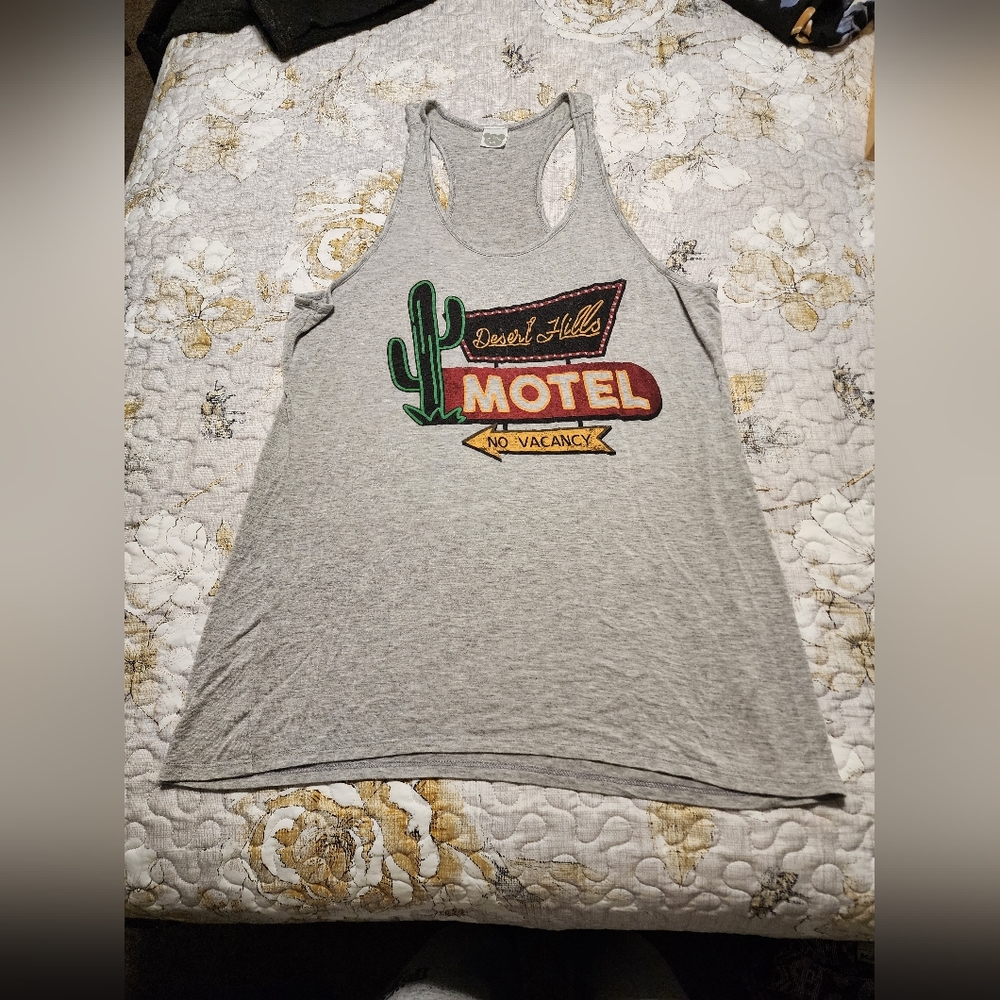 ⭐️⭐️5/$15. Gray Desert Hills Motel Tank Top